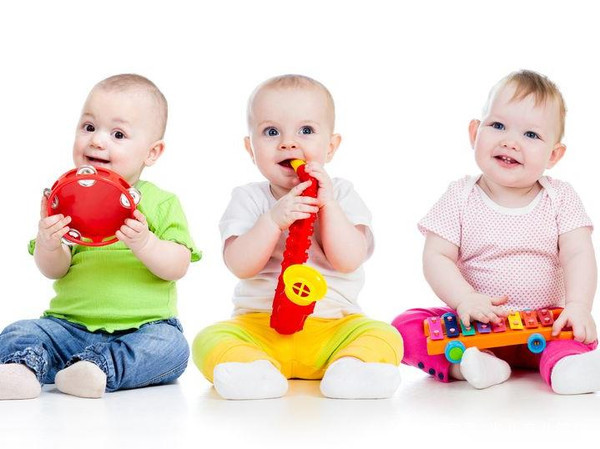 又一个1岁大的宝宝眼睛失明，年轻父母们都长点心