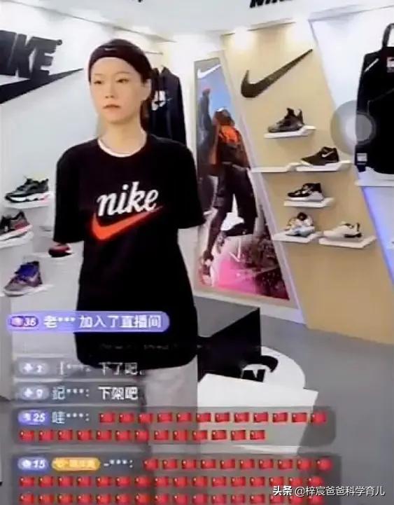 年轻人摆摊被大爷怒骂,大爷吐槽在hm店购物的年轻人