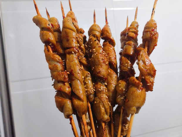 烤面筋卖2元一串成本大概多少,烤面筋月入8万小吃生意