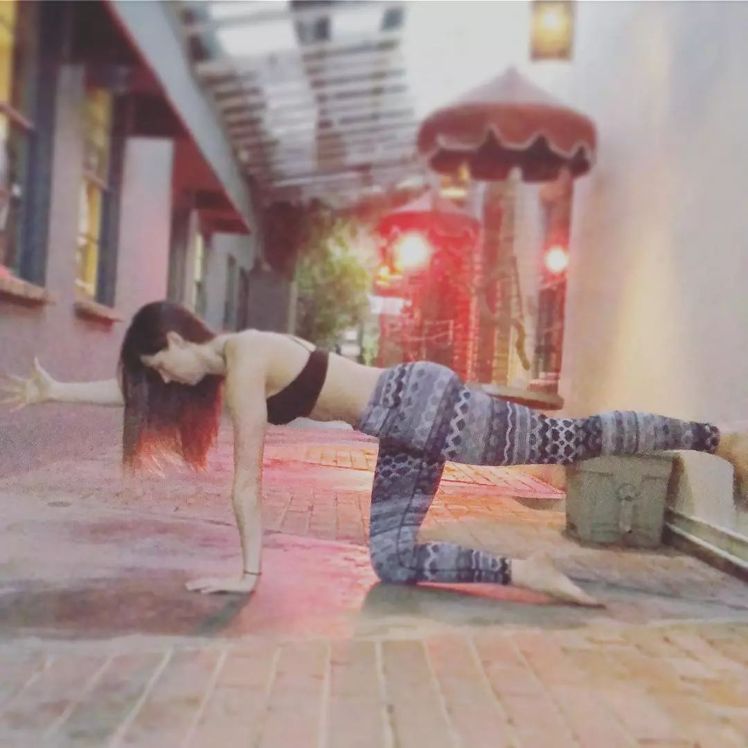 给身体松松绑，打破“不可能”，哪里像是腰酸背痛的人