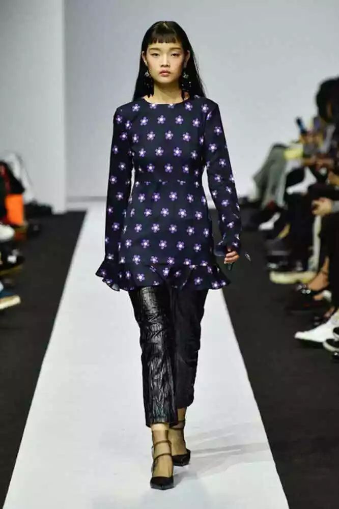 非主流绿皮裤,黑色短皮裤怎么搭配好看