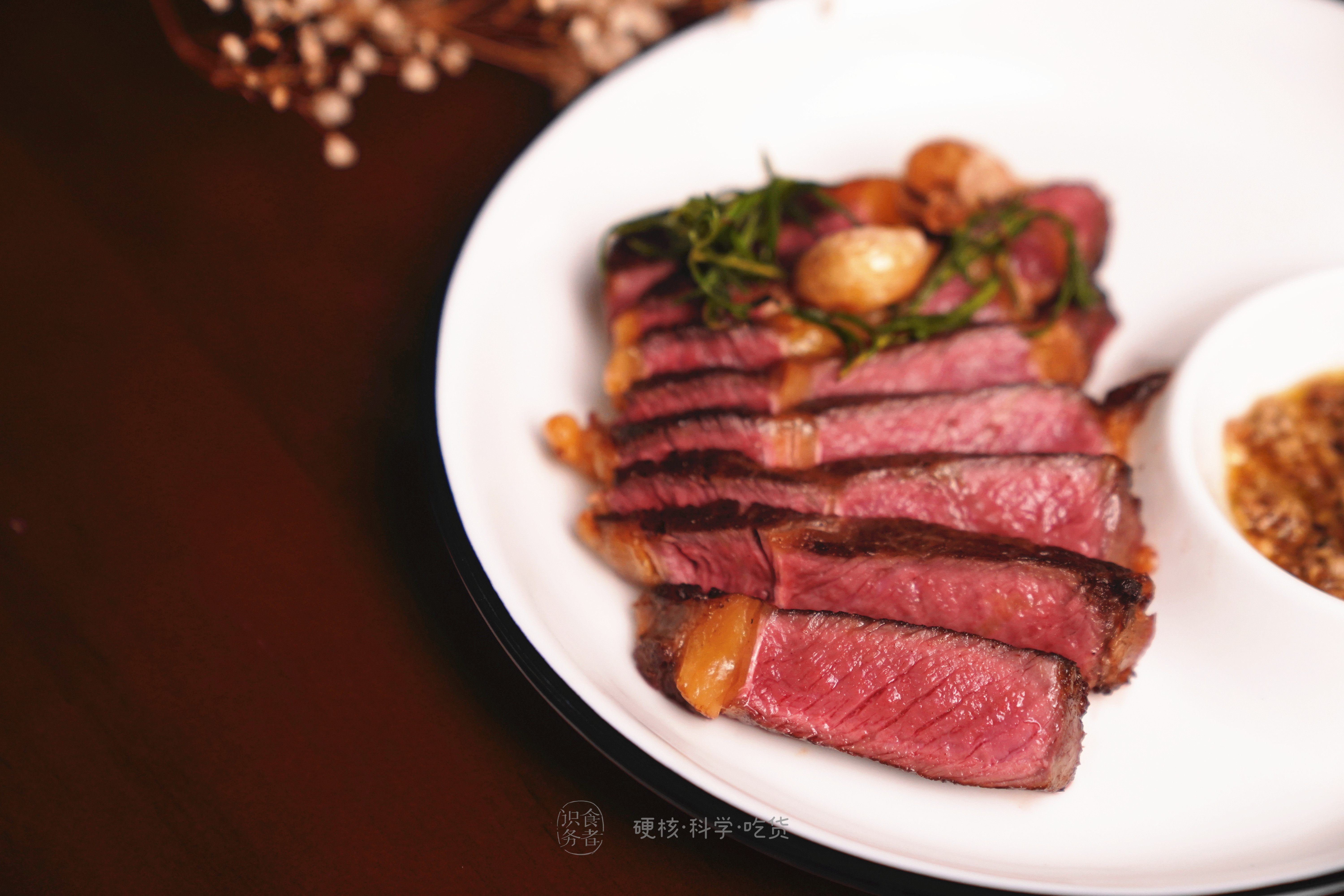 煎牛排大火会糊吗,煎牛排温度高黄油糊了