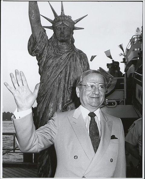 从移民之子到美国英雄,执掌福特功高震主被扫地,老婆一句话翻盘