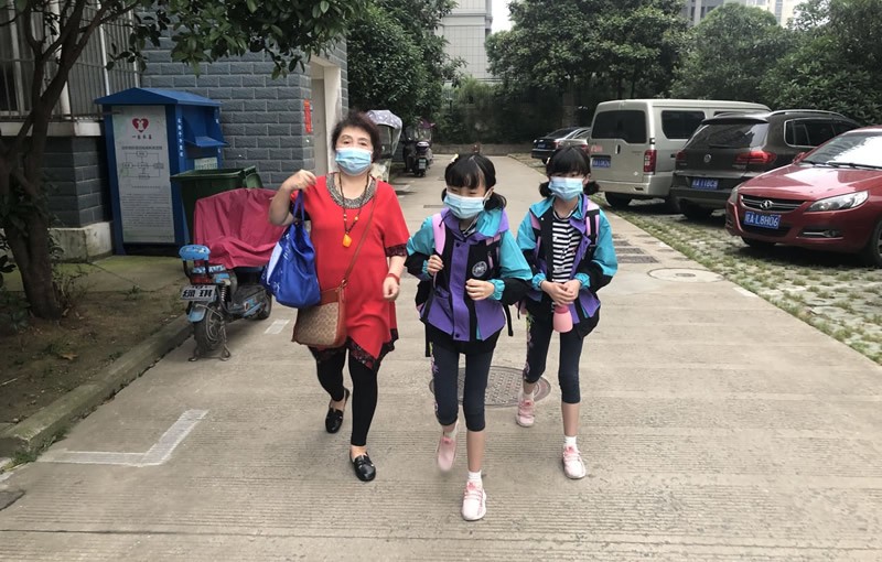 60岁盛海琳高龄产妇生下双胞胎,60岁生双胞胎的盛海琳丈夫离世