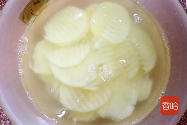 薯片制作方法不用烤箱不用微波炉,用土豆怎么在微波炉里做薯片