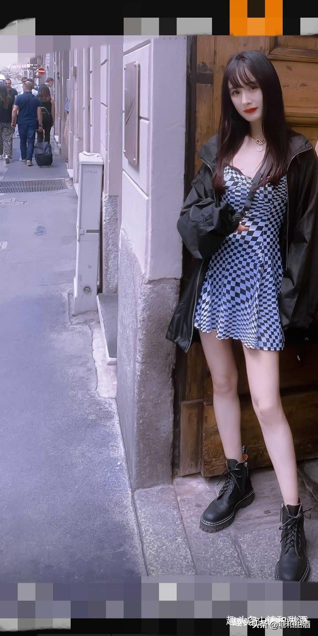 杨幂金色连衣吊带裙,杨幂穿同款蓝色修身裙美照