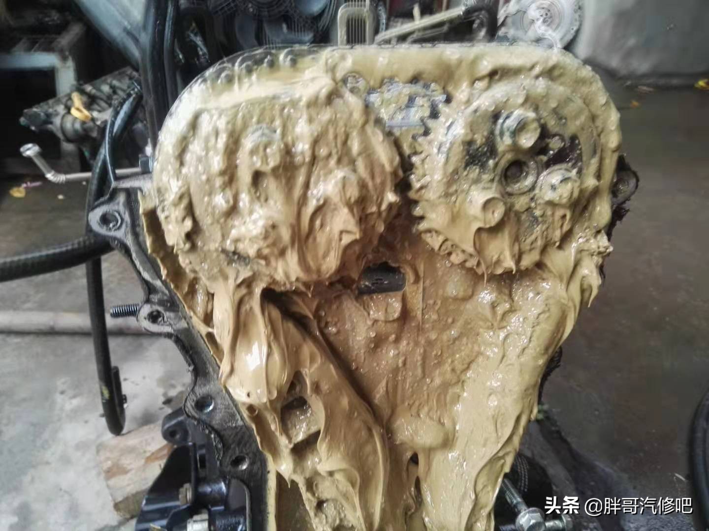 五菱宏光1.2机油少咋回事啊,五菱宏光1.2发动机机油孔在哪里