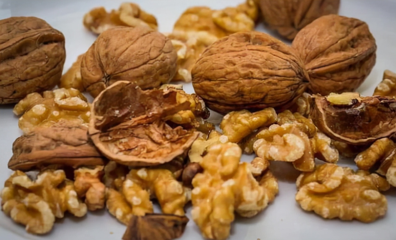 长期吃核桃对人有什么好处,经常吃核桃有哪些好处和坏处
