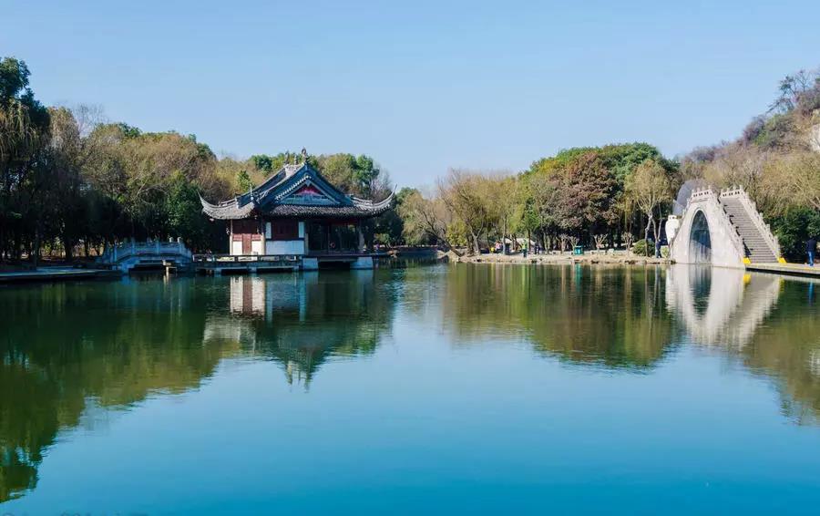 鲁迅笔下的鲁镇是什么样的地方,鲁迅小说中的鲁镇是个怎样的地方