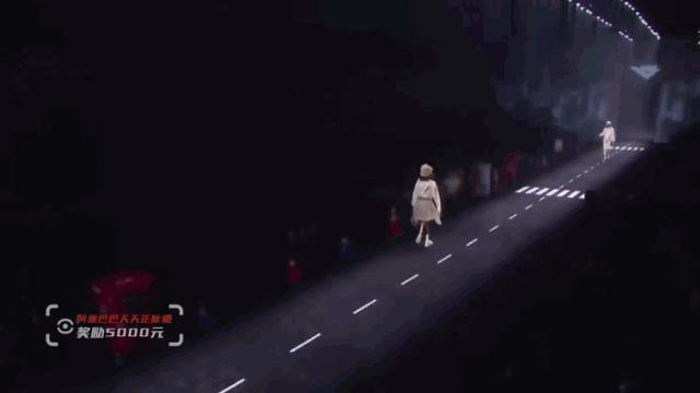 广东一独腿小伙拄双拐飞奔射门,独腿男子拄拐踢球