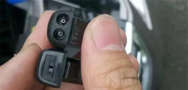 玻璃水洒出来了怎么处理,喷玻璃水孔怎么调节