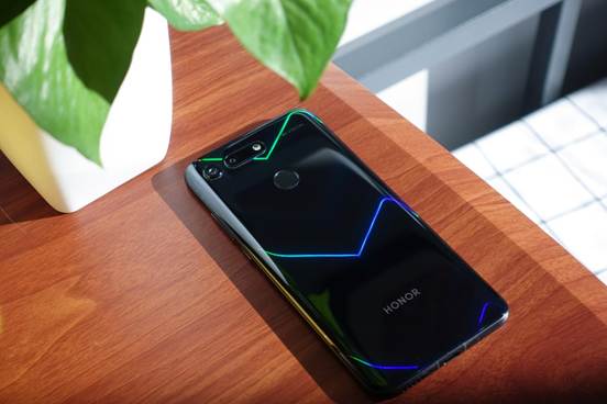 2019年荣耀v20还值得入手吗,荣耀v20与荣耀20s对比评测