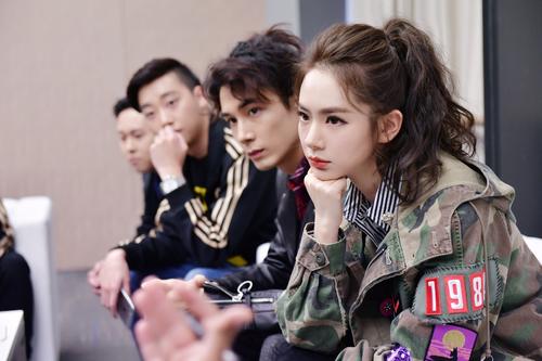 戚薇真敢把自己秀出来，穿大裤衩配西装，不看身材还以为是男的