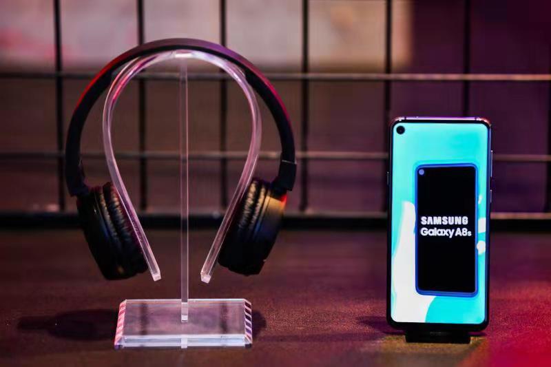 手机X潮牌跨界引风波，Supreme意大利：我也是正统！