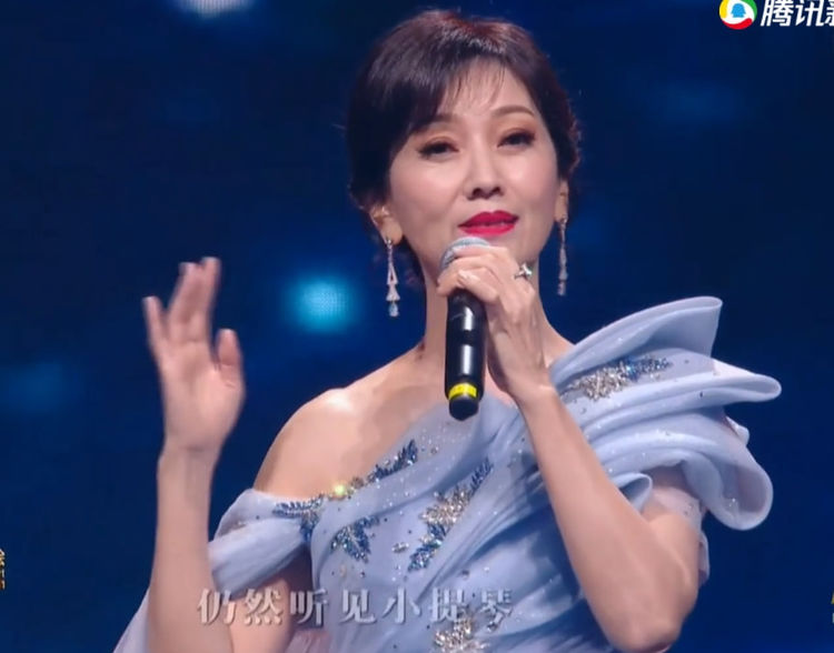 大湾区王菲出场谢霆锋表现,谢霆锋看王菲演唱会的视频