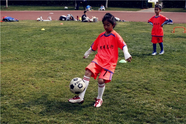 零基础的小朋友怎么教踢足球,昆明足球成人训练