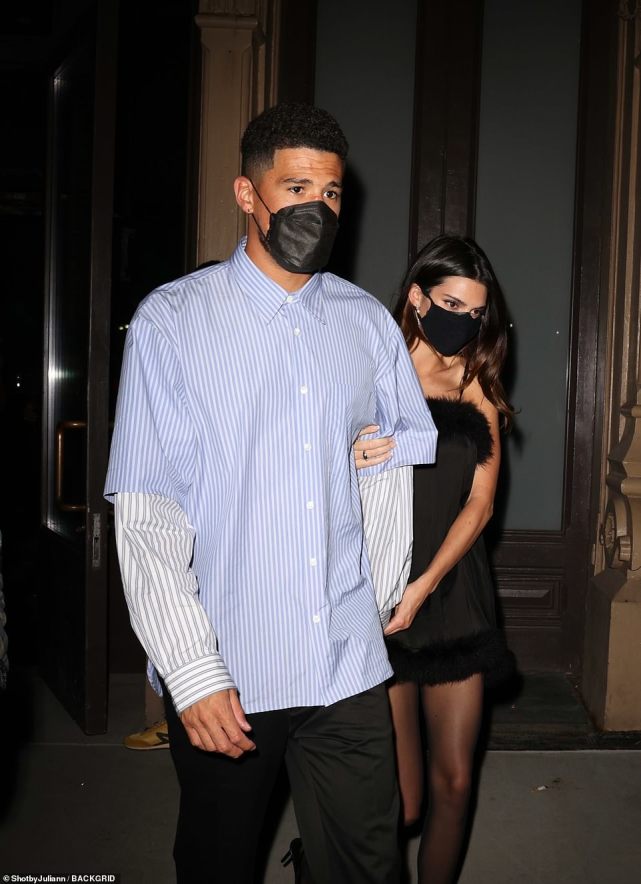 肯豆穿白裙,肯豆穿白裙子在草地上跑