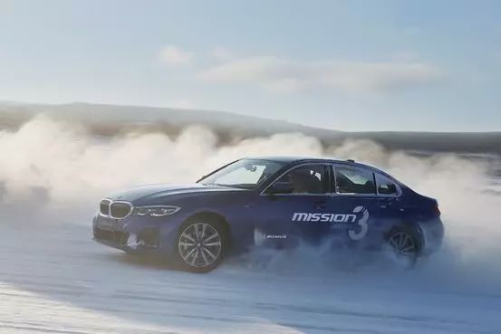 冬天最有意思的事情之一，开着宝马在-30℃冰面漂移