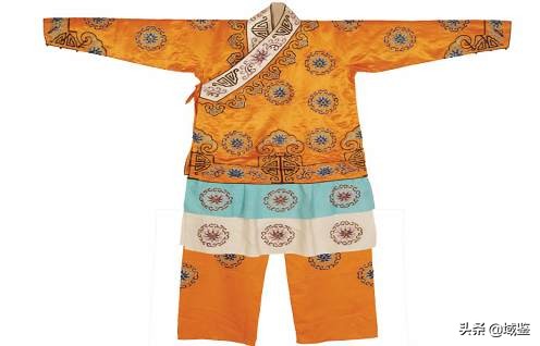 动辄数十万的京剧戏服，写满了中国故事