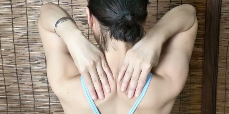 瑜伽越练肩膀越僵硬咋回事,肩膀厚练瑜伽可以改变吗