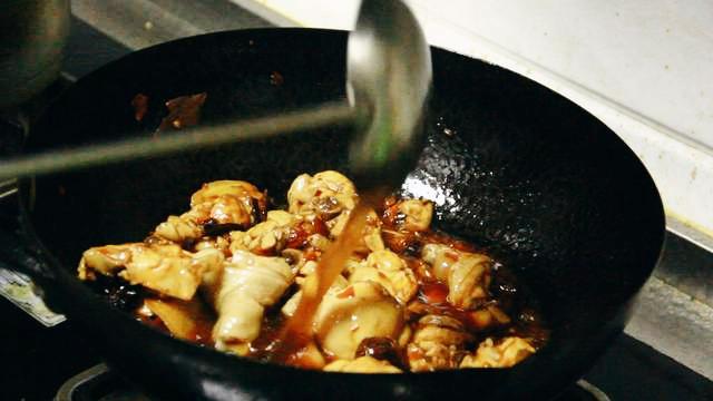 别再吃大盘鸡了！很多吃过的人为啥做不到？试着炒一次，忘掉很难