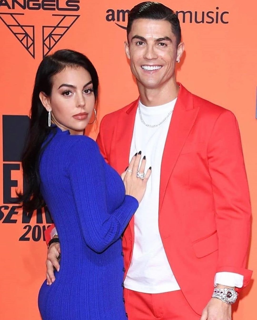 c罗带乔治娜上台领奖,c罗ins晒与乔治娜合影