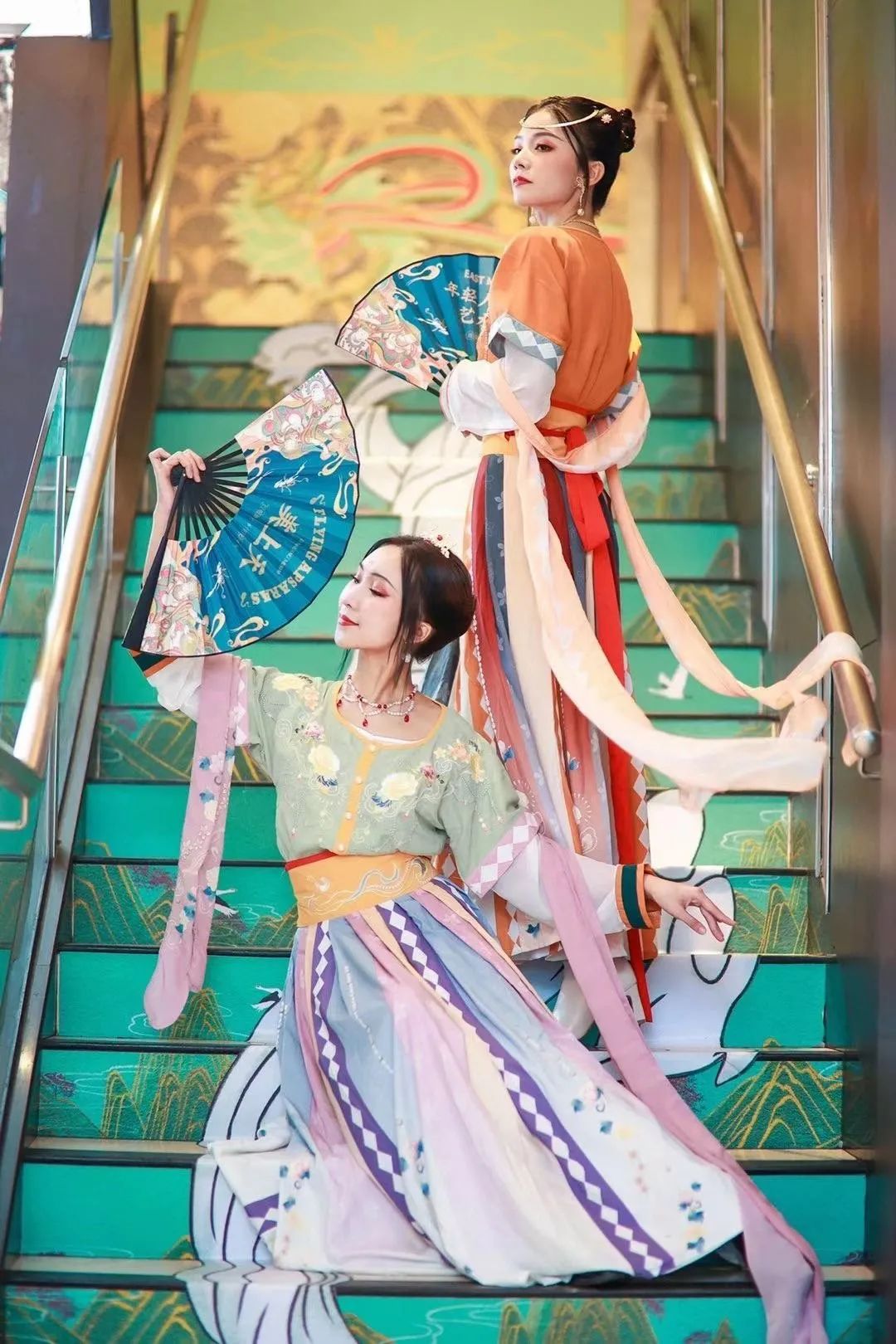 卡姿兰x必胜客的“下午茶”主题彩妆包装，梦回爱丽丝