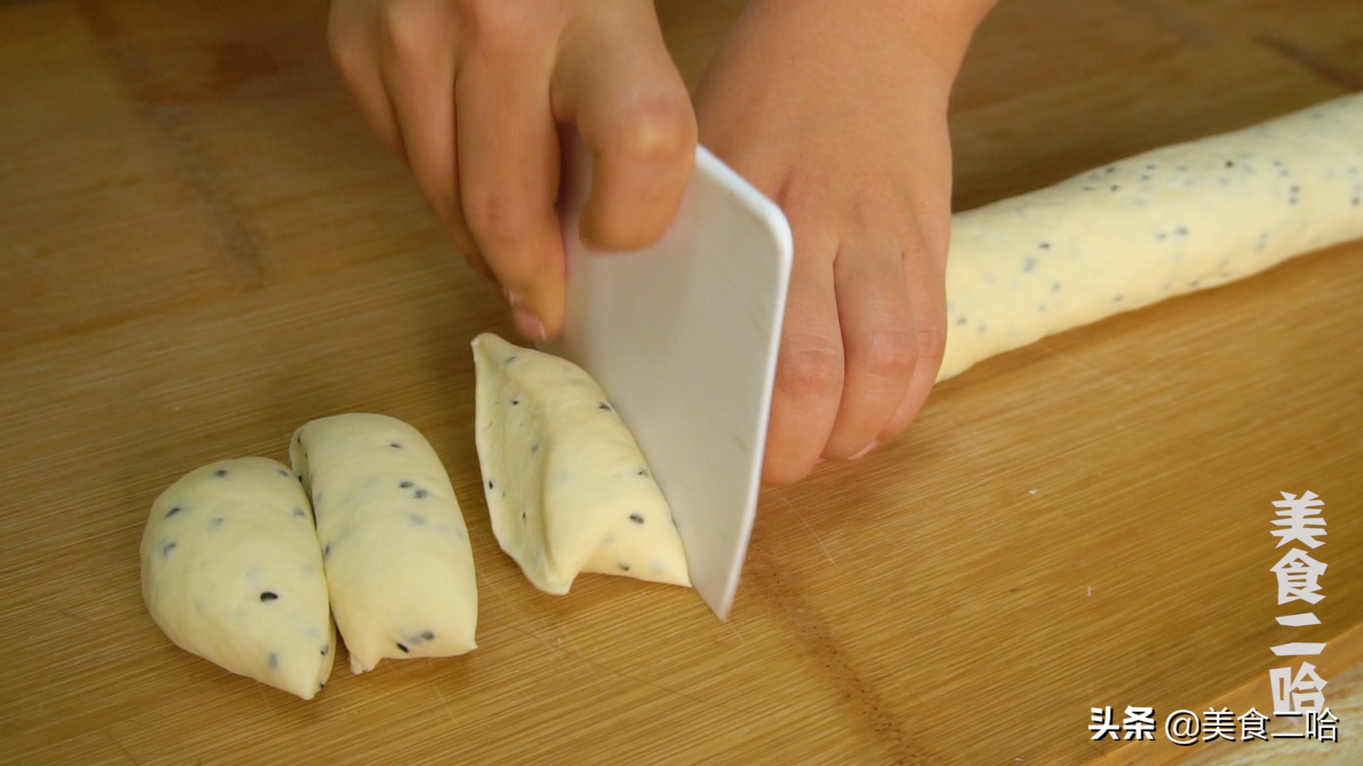 炸油饼家常做法，大刀一切，个个蓬松又柔软，比面包都要软