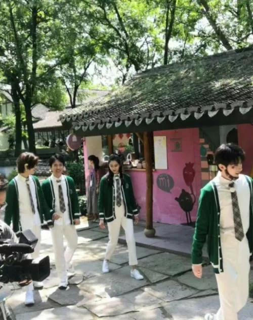 蔡徐坤开场,蔡徐坤首秀蒙眼睛