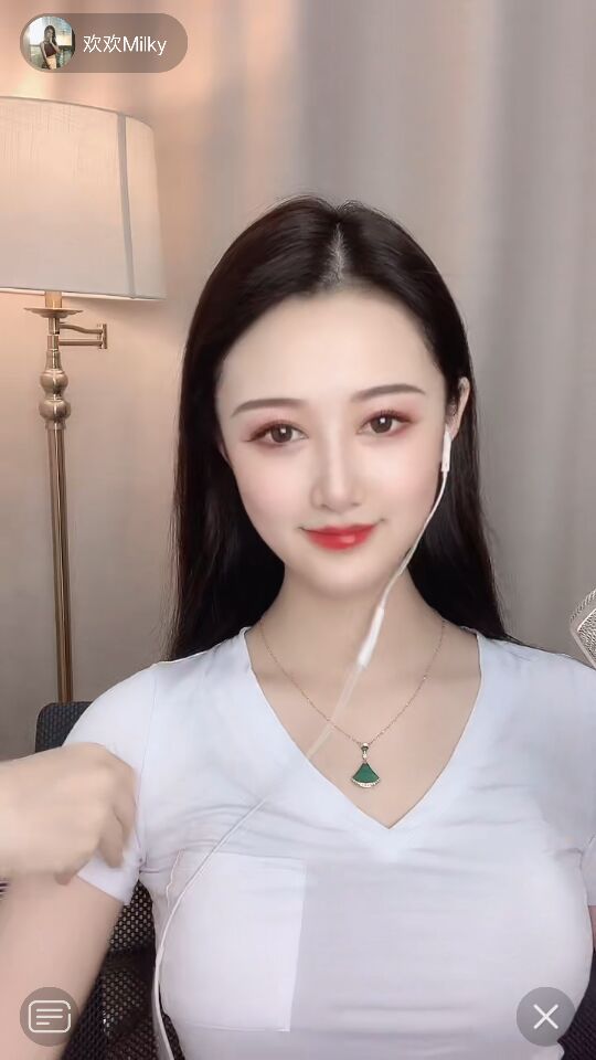 嵌上金饰、金丝的玻璃，让屋内充满金色阳光