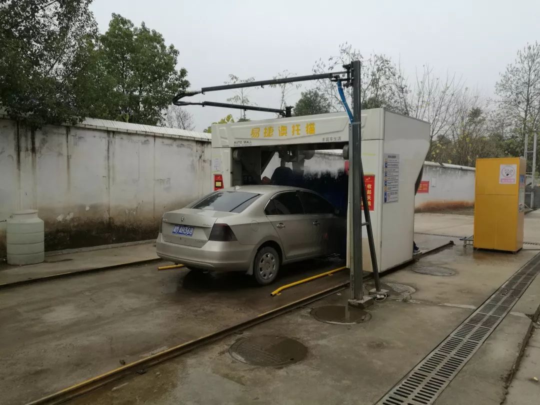 本想加个油，一不小心还蹭了个网红洗车