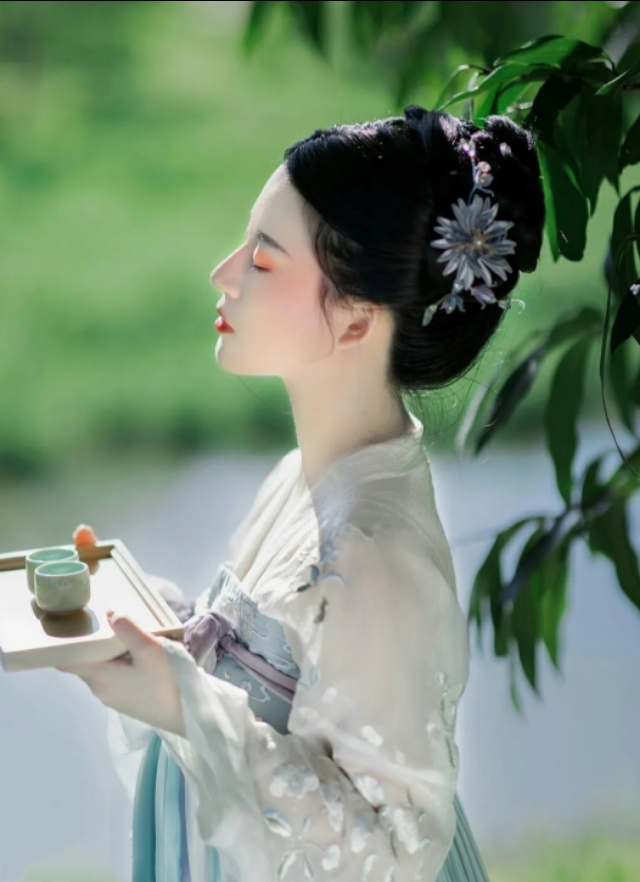 《七律》九首：月明渐觉滩声转，星散虚回波影同