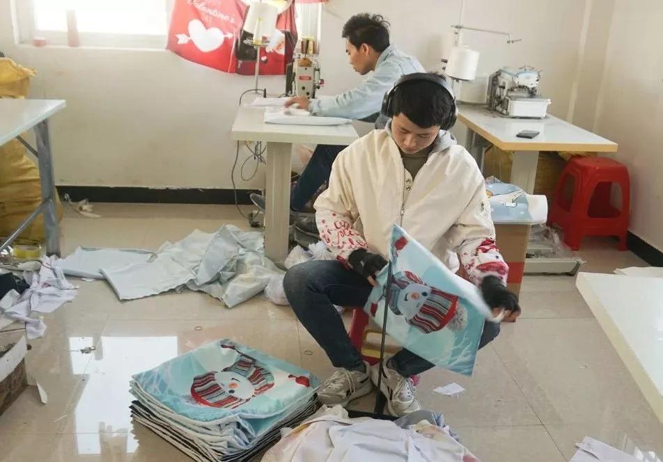 投入几万，弄两台电脑，义乌年轻人发了一笔“圣诞财”