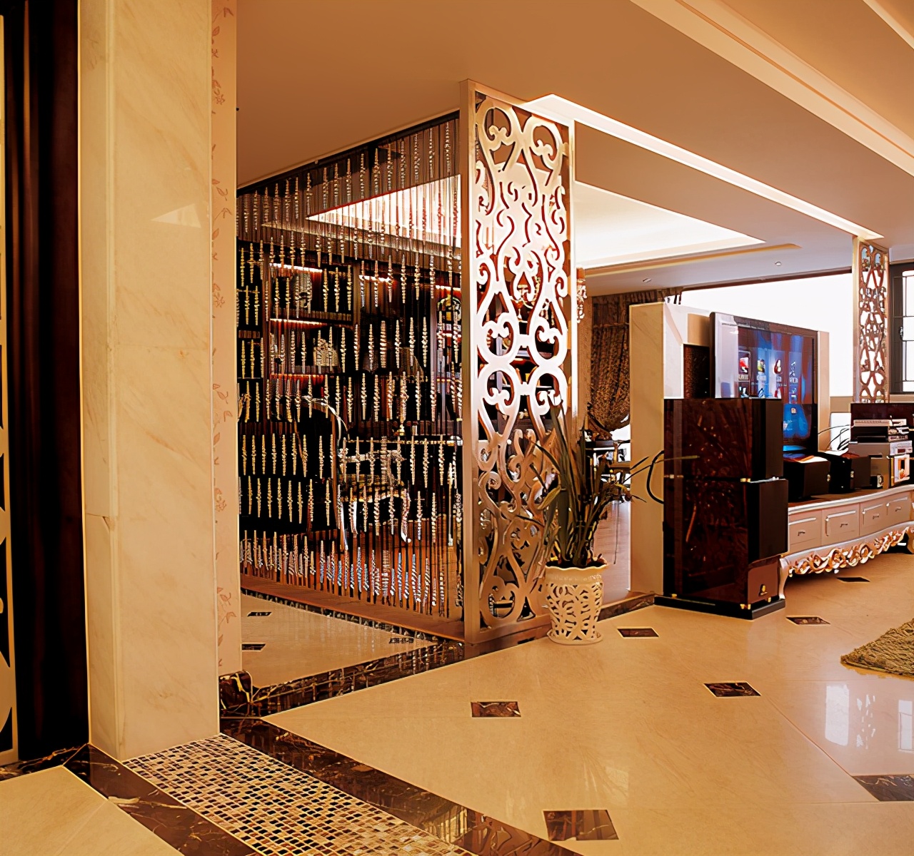 又窄又长的玄关装修效果图,木质玄关隔断和铁制玄关隔断