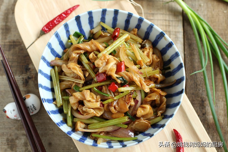 一条鱼就一个，十块钱炒一大盘，香辣软糯，解馋、美容一举两得