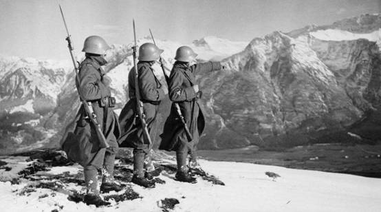 希特勒最为厌恶的瑞士，为何能在二战中保住独立没被侵略？