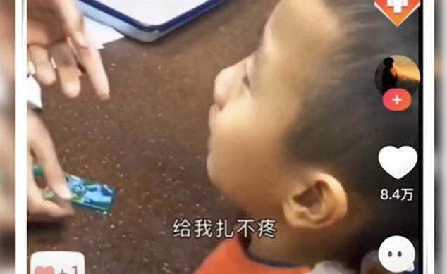 宝宝打针微笑面对护士秒变脸,小孩打针被护士夸赞逐渐迷失自我