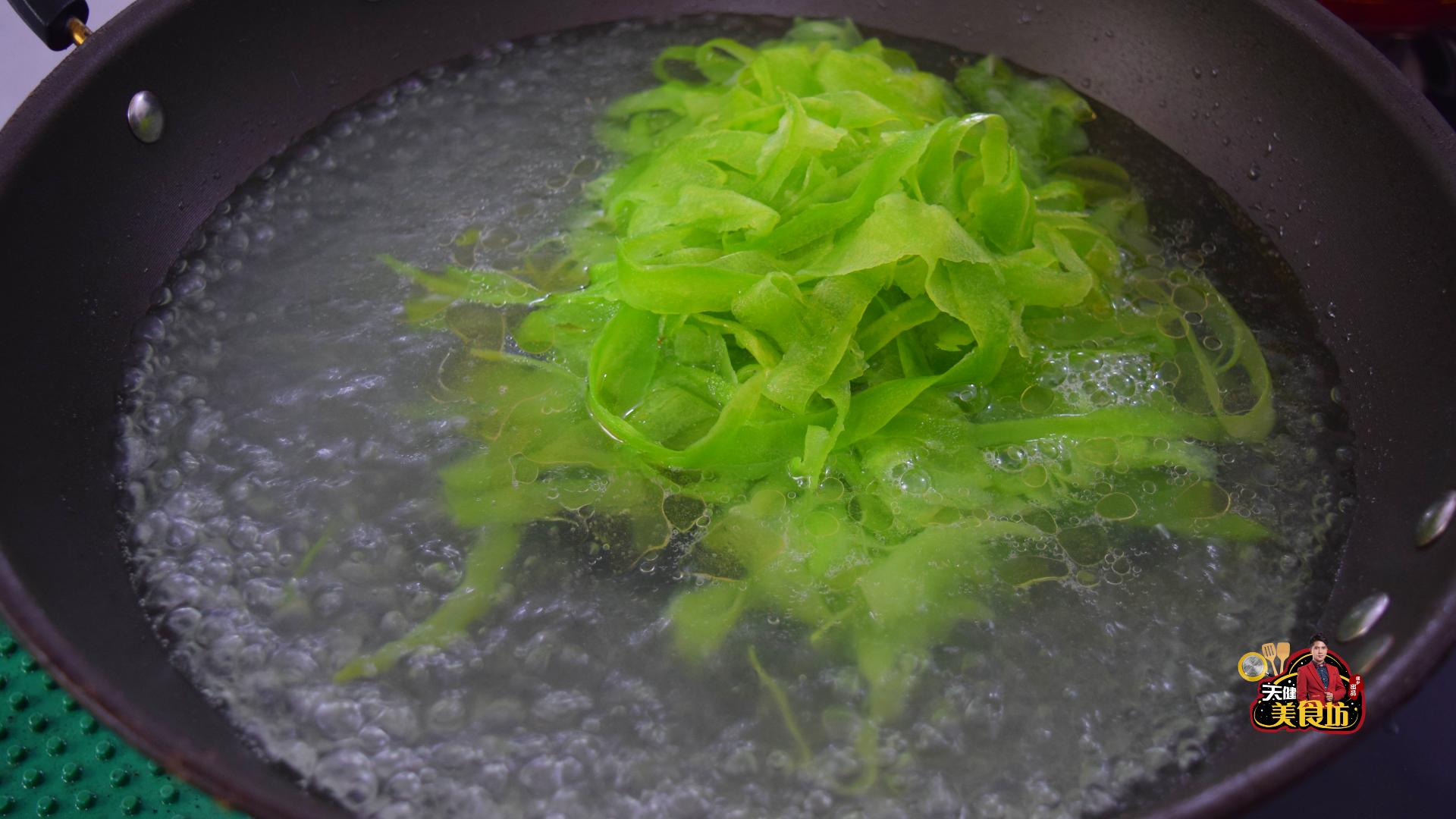 凉拌苦瓜最好吃的家庭做法,适合糖尿病人吃的凉拌苦瓜怎么做