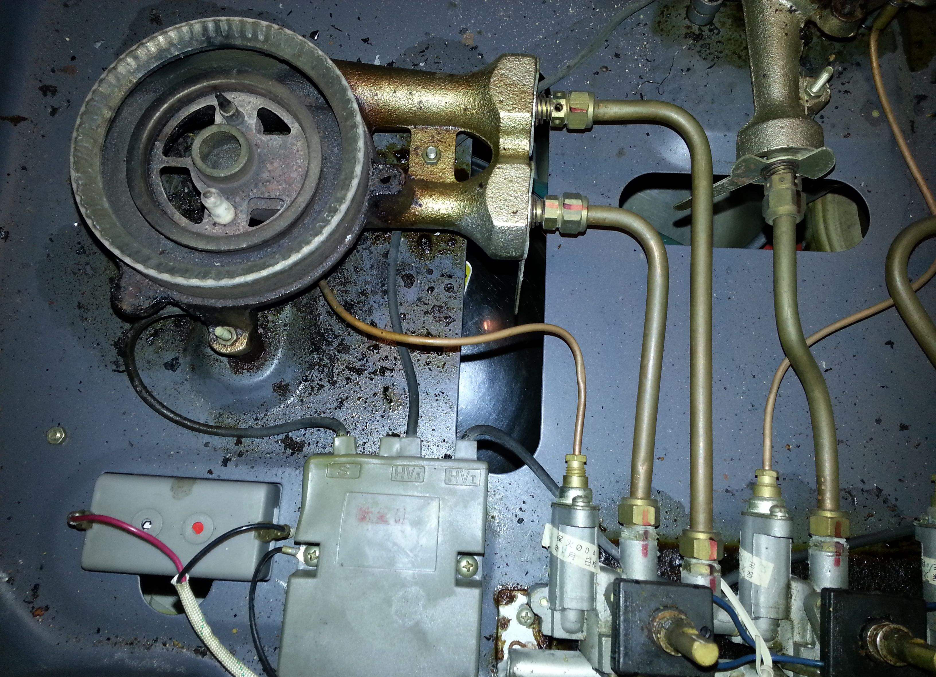 燃气灶打不着火松手就灭怎么办,燃气灶打不着火松手就灭是啥原因