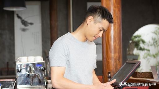 男人到中年有多无奈与心酸,男人到了中年就会不再为别人操心