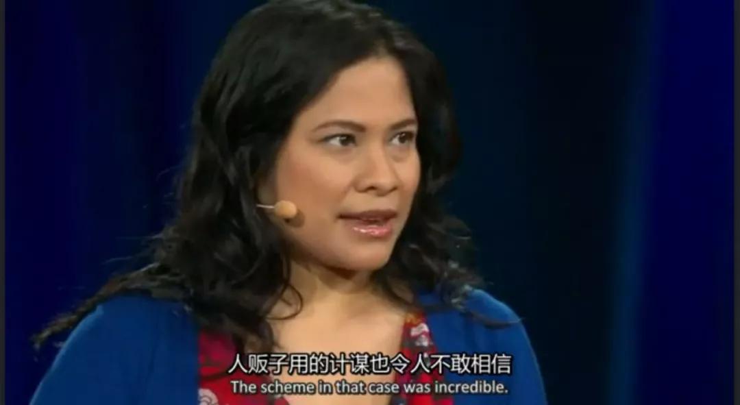 带儿子逛街被一小女孩抱住,妈妈带儿子去吃饭看见一个老人