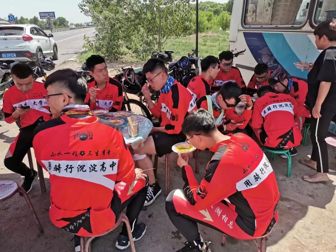 一个“疯老师”和11个“问题学生”的一场孤注一掷的冒险