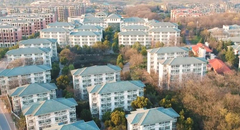 南京“超豪华”大学：别墅宿舍，配备电梯、空调、独卫，坐拥影院、游泳馆、健身房！