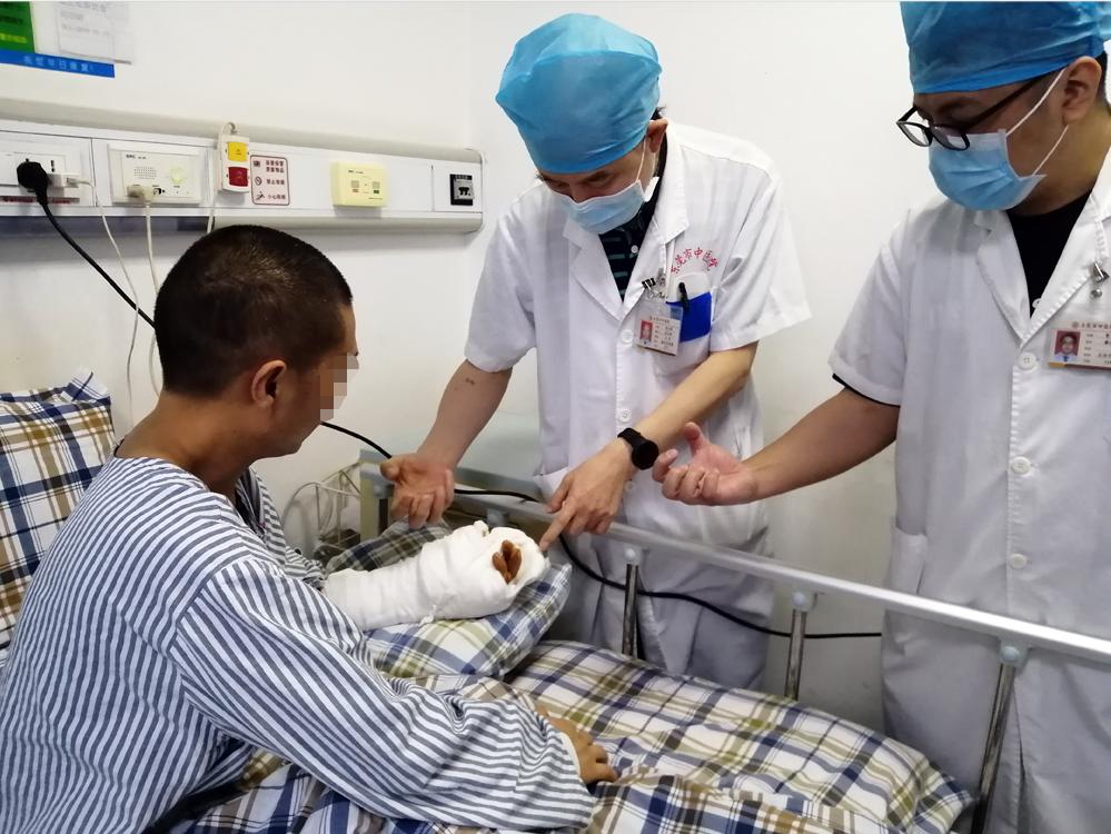 痛！一饭堂厨师砍猪脚时竟砍断了自己的手