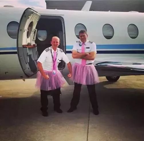 穿着15年的蓬蓬裙的中年男人,粉色蓬蓬裙穿了14年