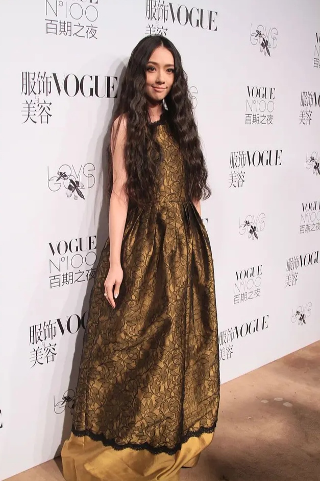 郭碧婷穿无袖超短裙现身,郭碧婷背心