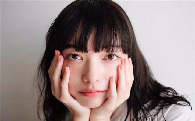 脸上有痘坑的地方总是起皮,脸上有坑坑洼洼的痘印痘疤