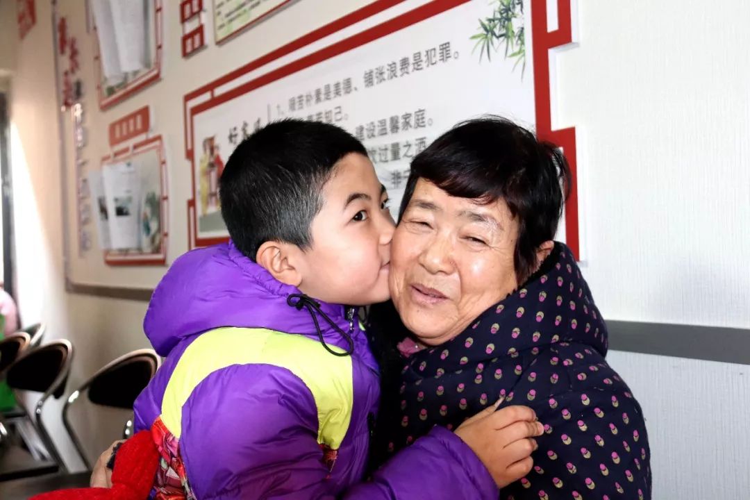 为社区留守儿童辅导功课,心系留守儿童关爱他们成长