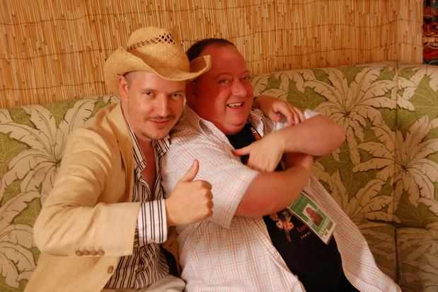 《人体蜈蚣系列》:从全彩到黑白默片重口味背后的荒诞剧情