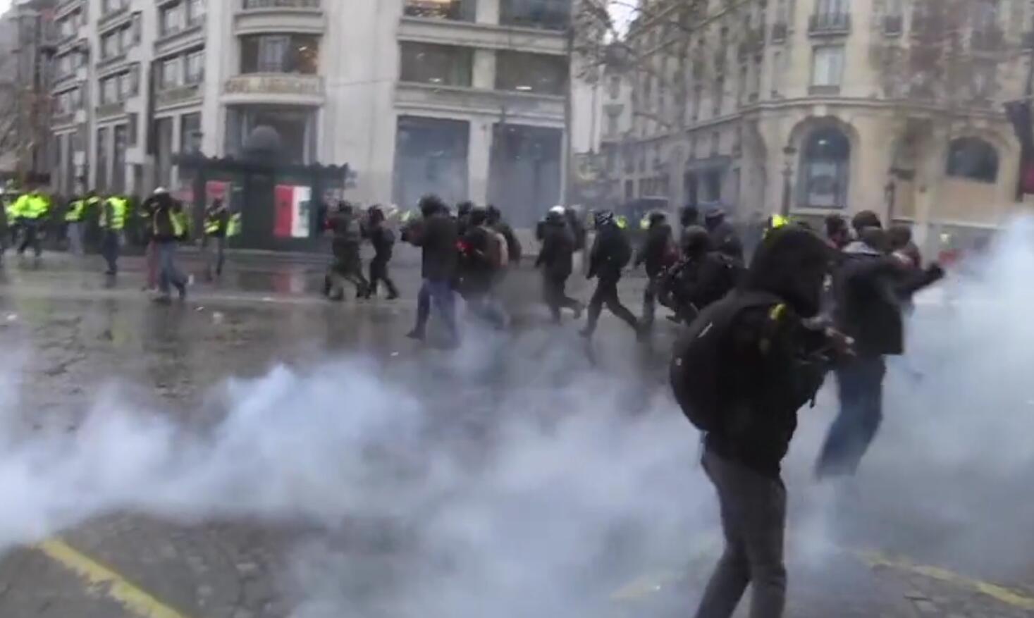 法国部队为应对“黄马甲”或使用有争议*器武**？高密度粉末威力巨大